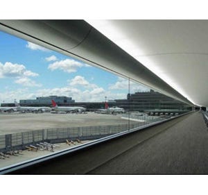成田空港拡大で増加する乗客に備え、新たな連絡通路の併用を開始