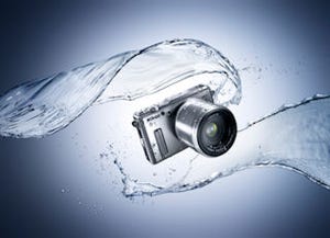 レンズ交換式初の防水・耐衝撃! 水深15mで撮影できるニコン「Nikon 1 AW1」