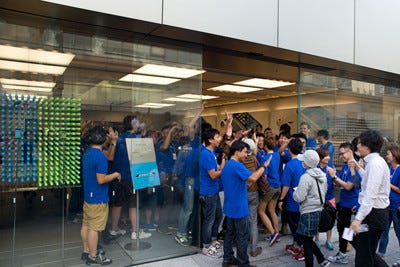 Iphone 5s 5c発売日 アップルストア銀座の行列は京橋の交番前まで延びた マイナビニュース