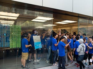 iPhone 5s/5c発売日、アップルストア銀座の行列は京橋の交番前まで延びた!