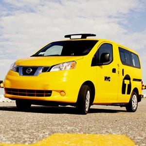 日産、「NV200ニューヨーク市タクシー」の量産仕様車を日本で初公開