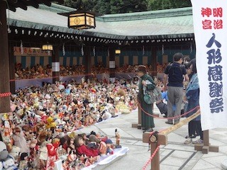 東京都・明治神宮で、古い人形を納める「人形感謝祭」開催