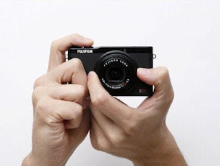 富士フイルム、像面位相差で高速AFを実現した高級コンデジ「FUJIFILM