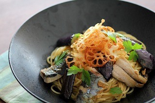 秋らしい一品! サンマとナスのガーリック醤油パスタのつくり方