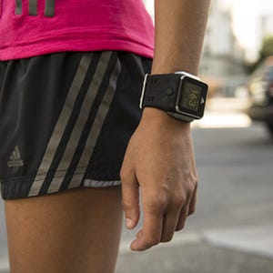 アディダス、ランナー向け腕時計型端末「miCoach SMART RUN」を発表