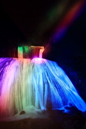 ライトアップで滝が七色に光り輝く「袋田の滝 ライトアップ」開催
