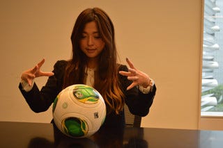 美人占い師がサッカーボールでヤマザキナビスコカップ決勝の結果を占ったら マイナビニュース