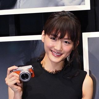 パナソニック、綾瀬はるかを「LUMIX GM」で撮影した写真展開催 - 本人には事前に知らせず、自然な表情の73枚