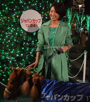 浅尾美和が東京都・有楽町のイルミネーション点灯式に参加「緑色は映える」