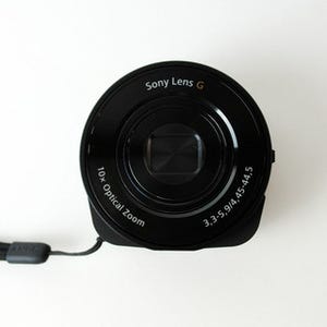 スマホと接続! 独自形状を生かしてユニークな写真を撮影 - ソニーのレンズ型カメラ「DSC-QX10」を試す