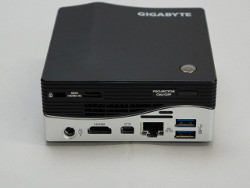 本体背面。HDMI×1、Mini DisplayPort×1、USB 3.0×2、GigabitEthernet×1、AC