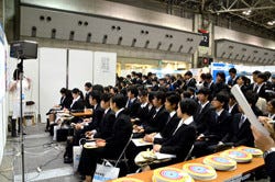 人 人 人 就活生3万人が参加する 合同説明会 に行ってみた マイナビニュース