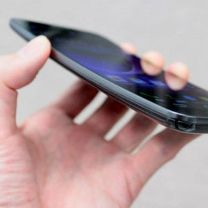 LG、湾曲ディスプレイ採用スマホ「LG G Flex」を公開 - 先週の携帯ニュース(12月15日～12月21日)