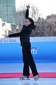 東京都 六本木の屋外アイススケートリンクに浅田舞が登場 画像24枚 マイナビニュース