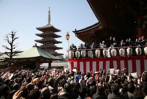 東京都・浅草寺で「節分会」を開催 -特設舞台から、年男が豪快に豆まき