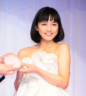 川口春奈、セクシードレス姿で「新たな一面を見せたい」髪も20cmバッサリ