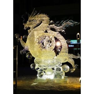 氷でできた龍が迫力満点! 「氷彫刻世界大会」開催