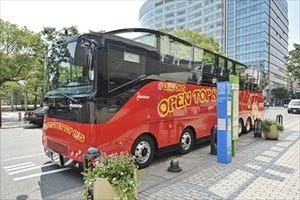 福岡県福岡市で「タンクトップ祭り」 -オープンバスで寒さに立ち向かう