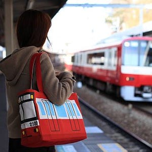 「京急電車型トートバッグ」はママ向け!? 荷物たっぷり入る鉄道グッズ発売