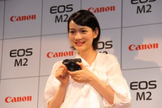 CP+2014 - じぇじぇじぇ! 能年玲奈が初日のキヤノンブースにまさかの来場 - 「EOS M2」はビューンとピントが合う!