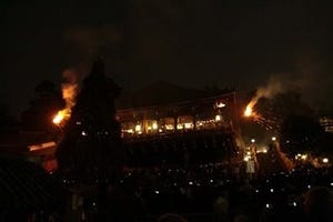 奈良県・東大寺の二月堂で松明が灯される「修二会」実施