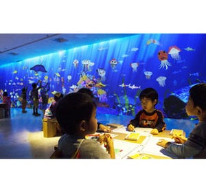 福岡県・博多に描いた魚が目の前の水族館で泳ぐ「お絵かき水族館」オープン