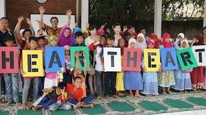 NTTデータ、インドネシアの子供たちへ絵本を届ける社会貢献活動を実施
