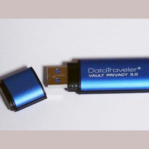 データ運搬用USBメモリーの選択肢に - Kingstonの高いセキュリティ機能を搭載した「DataTraveler Vault Privacy 3.0」