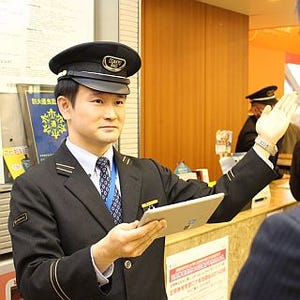小田急電鉄、一部の駅係員にタブレット端末導入 - 運行状況確認・案内用に