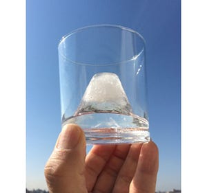 自分だけの富士山をグラスの中に!　雪を被った富士山型の氷を作れる製氷器