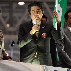 安倍晋三首相が今年もニコニコ超会議に登場、痛車選挙カーから若者にメッセージ