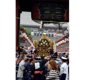 東京都・浅草神社の例大祭「三社祭」開催! 神輿100基が練り歩く