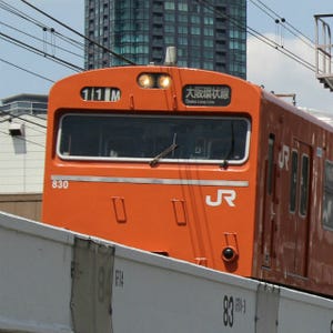 JR西日本、103系に大阪環状線沿線名物を描いたラッピング列車運行