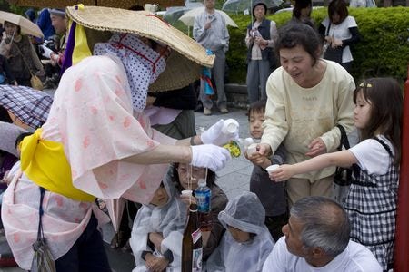 山形県 鶴岡天満宮 の祭りでは 化けもの たちが無言で酒を振る舞う マイナビニュース