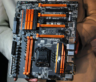 COMPUTEX TAIPEI 2014 - GIGABYTE、メモリOCに特化したマザーボード「GA-Z97X-SOC Force LN2」発表