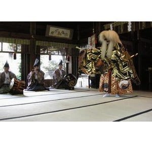 東京都・築地で巨大獅子頭が練り歩く「つきじ獅子祭」開催 - お歯黒獅子も