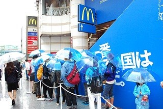 マクドナルドが青一色に! W杯公式「ジャパンバーガー」先行販売に長蛇の列