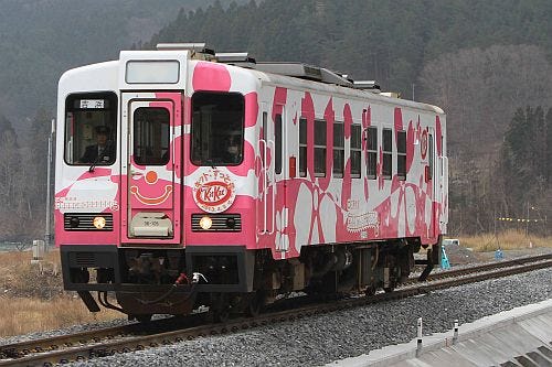 三陸鉄道で活躍「キット、ずっと2号」一般参加でラッピングはがし作業