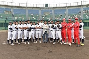 『ルーズヴェルト･ゲーム』原作者･池井戸潤氏、撮影現場訪れ野球部員を激励