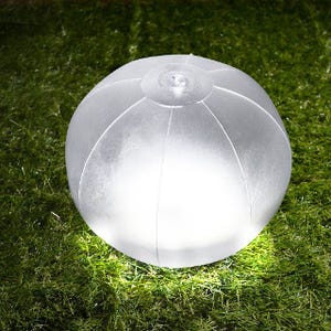ビーチボールのように膨らませて使う防水LEDソーラーランタン