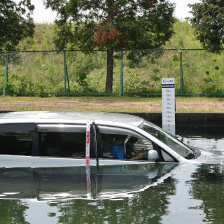 水没車両から脱出可能か? ドア開ける&窓割るなどの方法を検証した動画公開