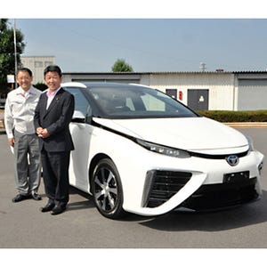 トヨタのテストコースにて茂木経済産業大臣が燃料電池自動車「FCV」に試乗