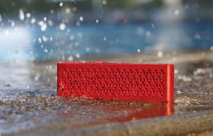 クリエイティブ、防水・防塵のアウトドア向け小型Bluetoothスピーカー
