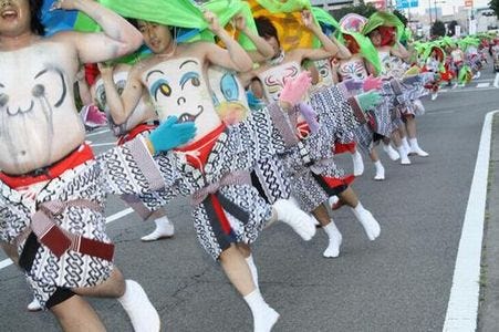 日本の中心でへそを出す 群馬県渋川市で 日本のまんなか渋川へそ祭り マイナビニュース