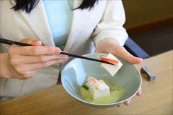 正しい箸の持ち方は 手皿はok 和食 のマナーを知ろう 1 マイナビニュース