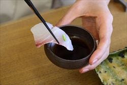 正しい箸の持ち方は 手皿はok 和食 のマナーを知ろう 1 マイナビニュース