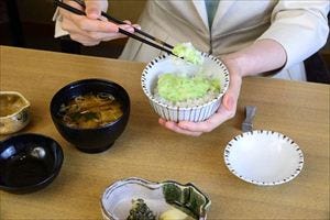 正しい箸の持ち方は 手皿はok 和食 のマナーを知ろう 1 マイナビニュース