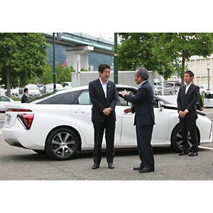 安倍首相がトヨタの燃料電池自動車「FCV」に試乗