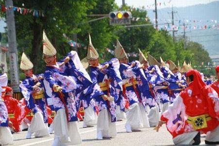 高知県で華やかな衣装に身を包んだ2万人が踊りに踊る よさこい祭り 開催 マイナビニュース