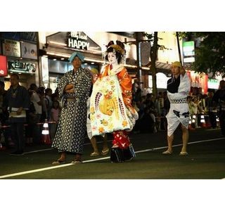 北海道札幌市で「すすきの祭り」開催! 華やかな花魁道中に100軒の屋台